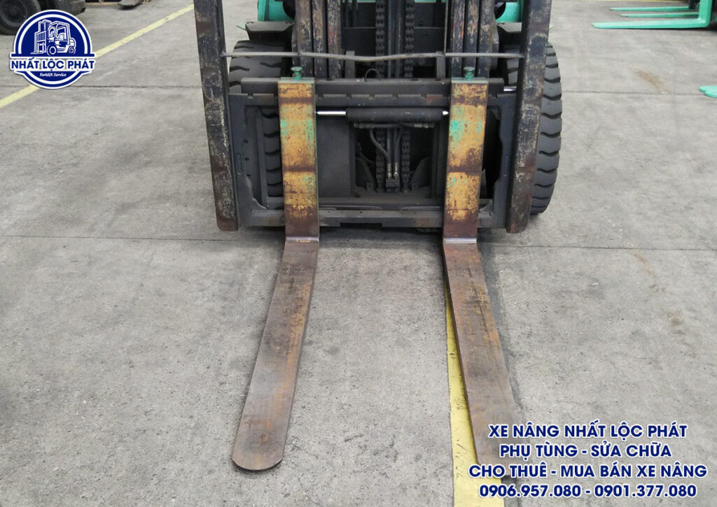 Khả năng nâng tải cao và tốc độ nâng nhanh chóng, giúp giảm thời gian xử lý hàng hóa