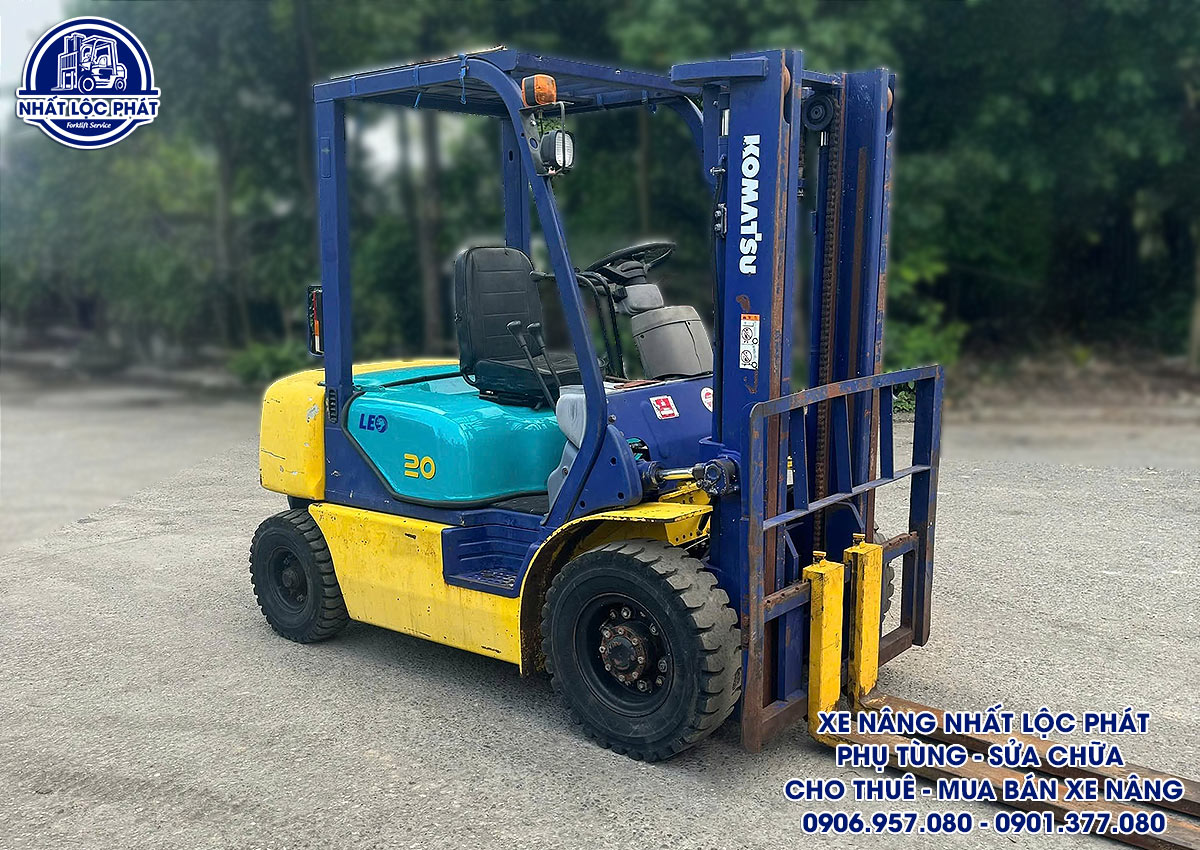 xe nâng dầu Komatsu FD20C-12 2 tấn